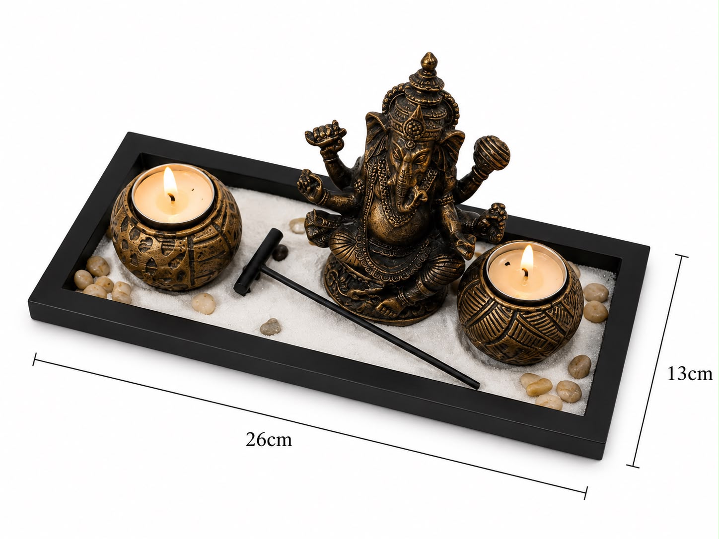 jardin estilo zen con figura Ganesha, portavelas y arena.